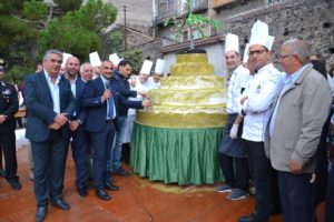 Taglio torta Expo pistacchio 2017