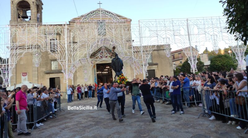 Festa dello Spirito Santo con 40 Santi in processione