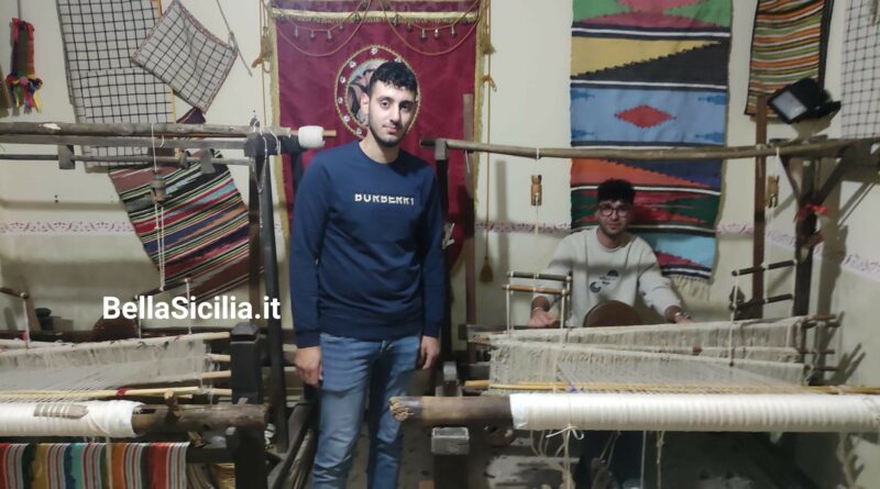 Due giovani siciliani riscoprono l'antico telaio